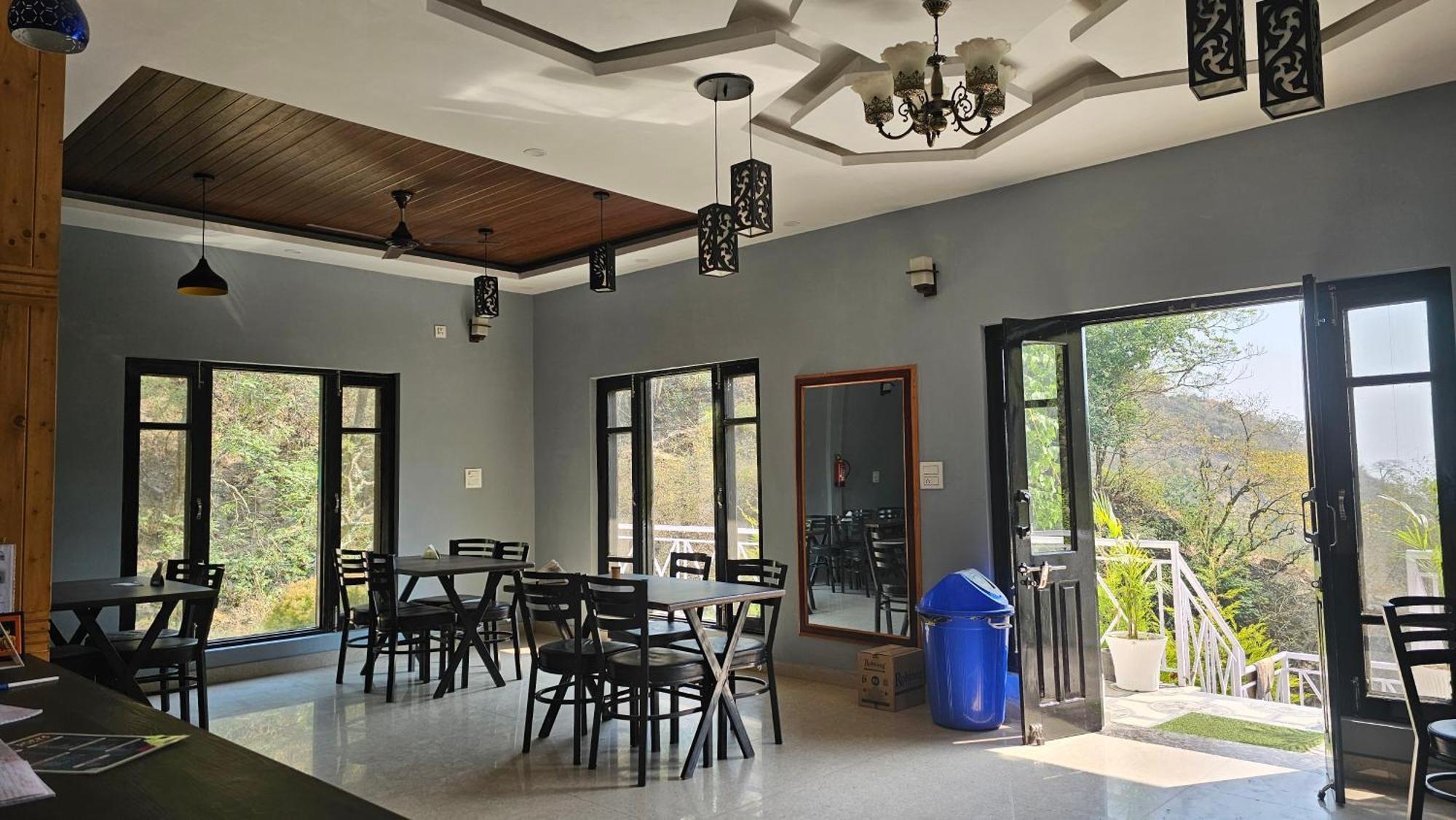 On The Rocks Hotel Kasauli Exterior foto