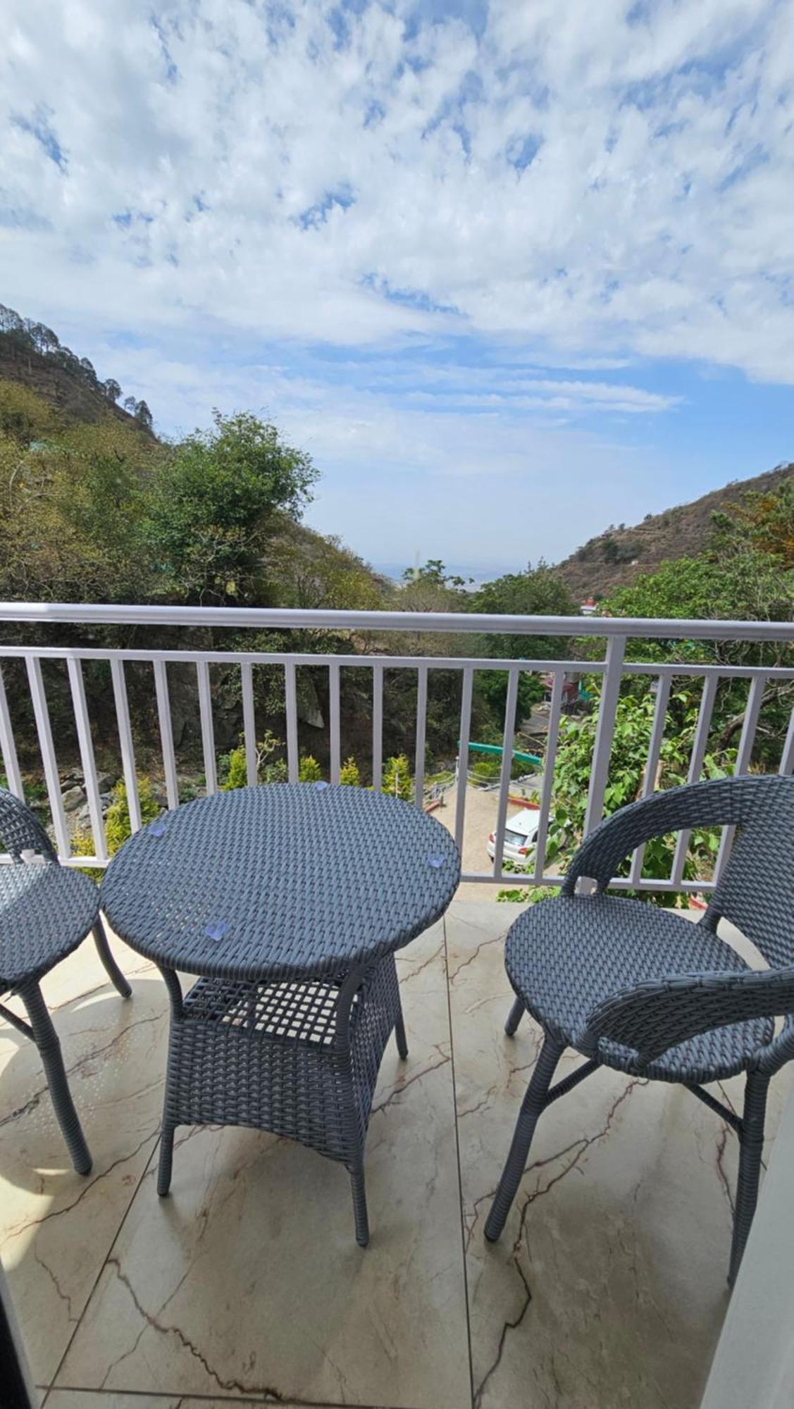 On The Rocks Hotel Kasauli Exterior foto