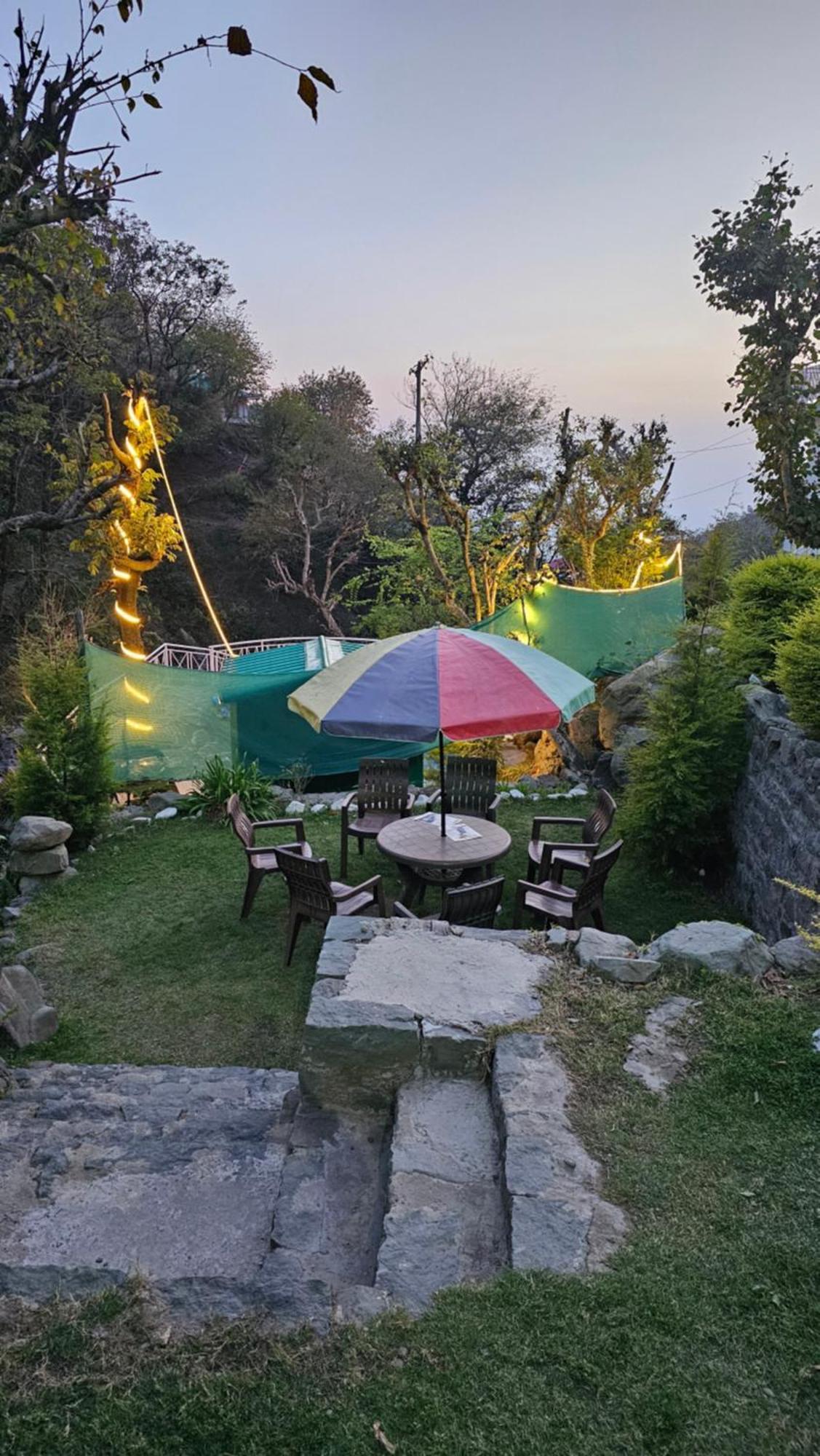 On The Rocks Hotel Kasauli Exterior foto