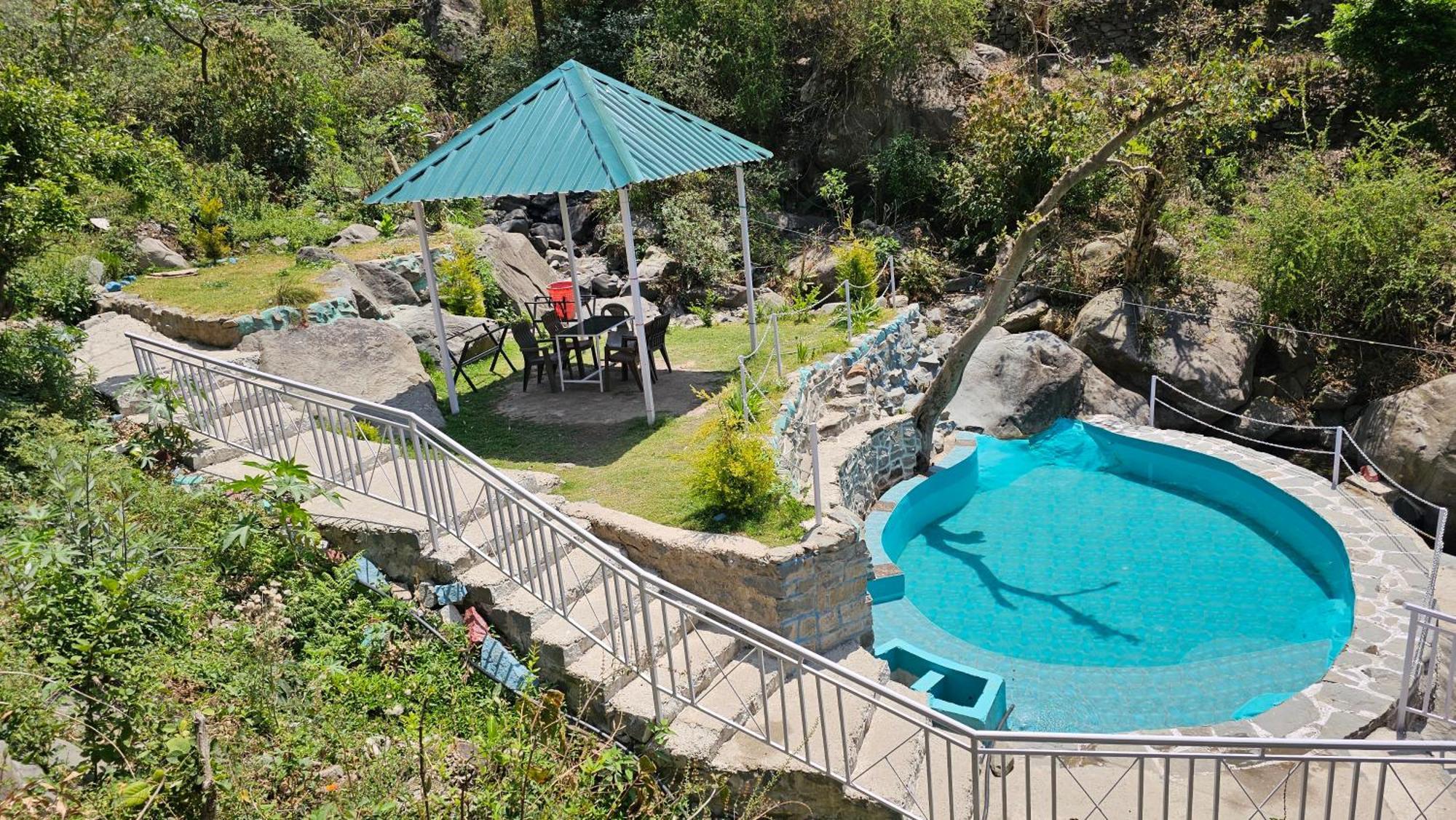 On The Rocks Hotel Kasauli Exterior foto